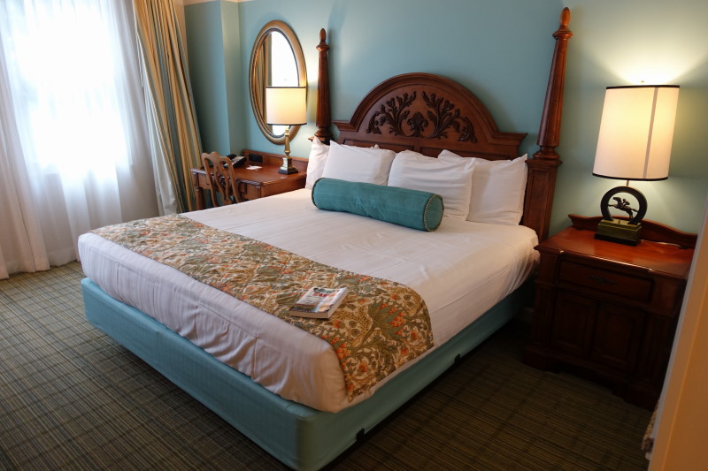 bed-side-master-bedroom-villa-disneys-saratoga-springs-resort-from-yourfirstvisit-net