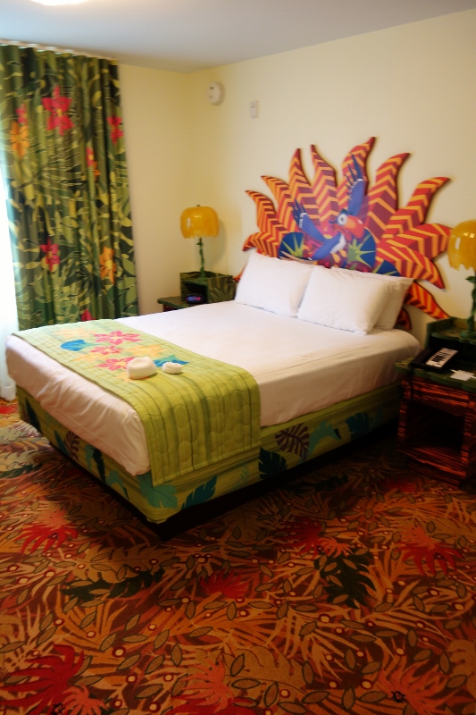 Master-Queen-Bed-in-Lion-King-Family-Suite-at-Disneys-Art-of-Animation-Resort-from-yourfirstvisit.net_ (533x800)