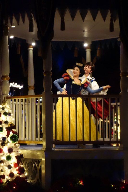 Snow White Mickey's Very Merry Christmas Party 2015 from yourfirstvisit.net